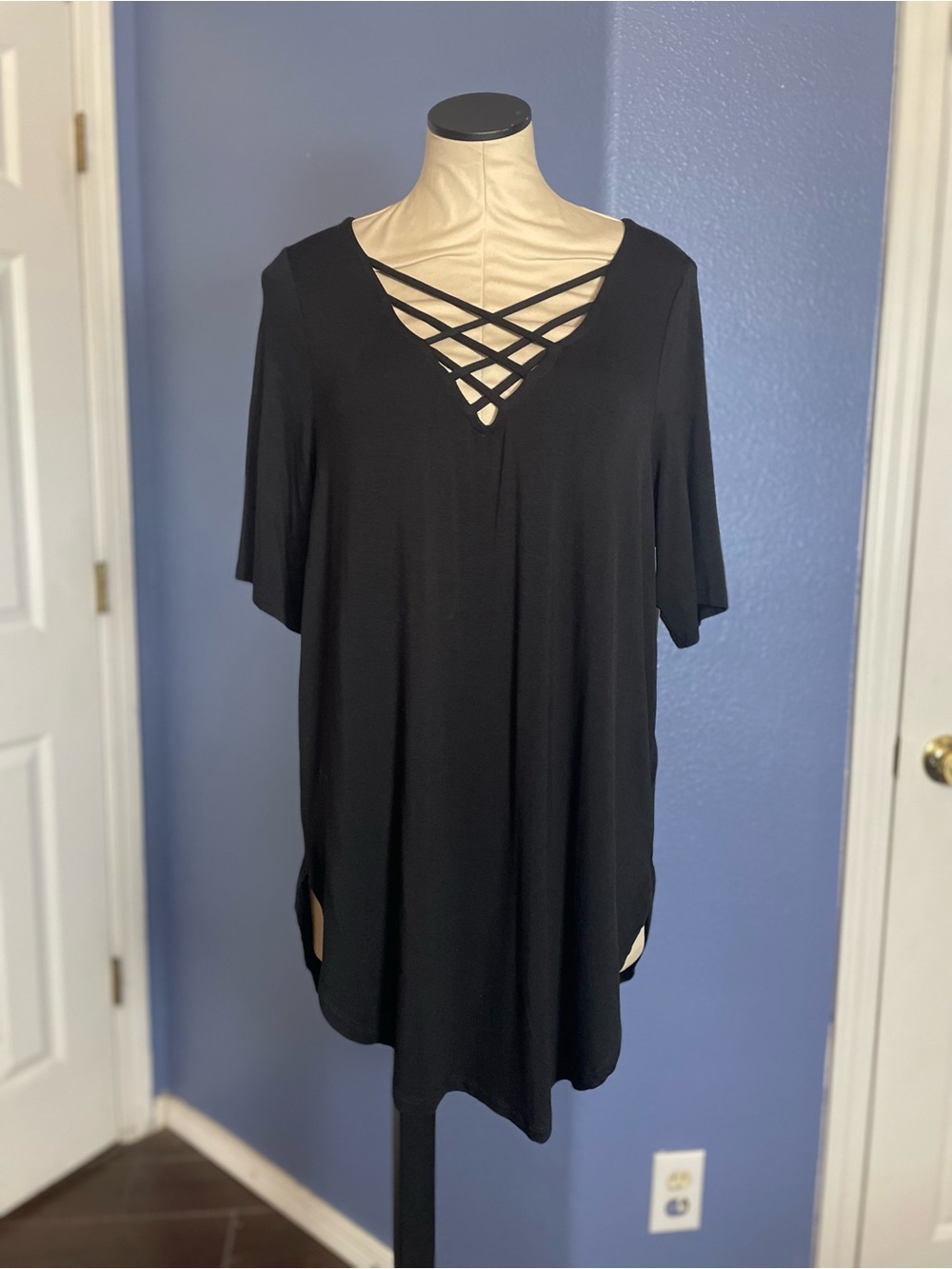 Torrid Black V-Neck Tunic with Crisscross Detail Size 1 - Picture 2 of 9